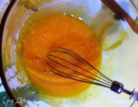 Разделить желтки от белков. Взбить отдельно желтки до устойчивой пены.