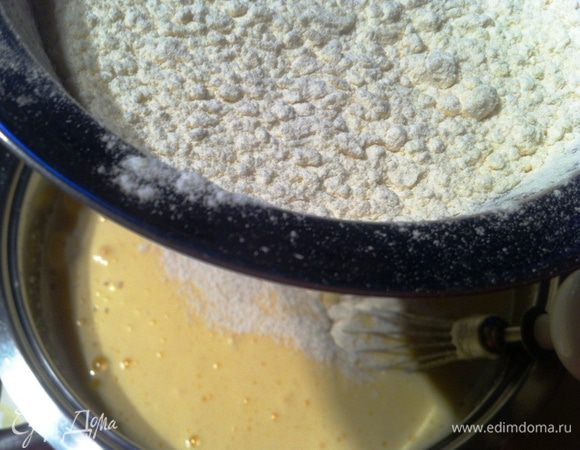 Соединить взбитые желтки с белками и тщательно перемешать.
Мало-помалу смешать в эту смесь муку.

