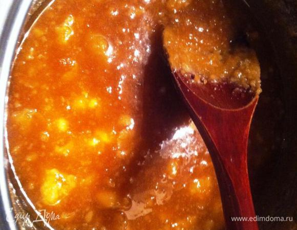 В большой емкости/кастрюле непрерывно размешивая растопить сахар.