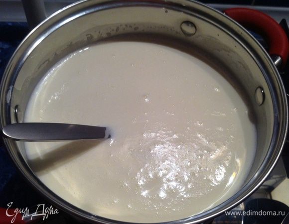 В другой емкости довести до кипения сливки.