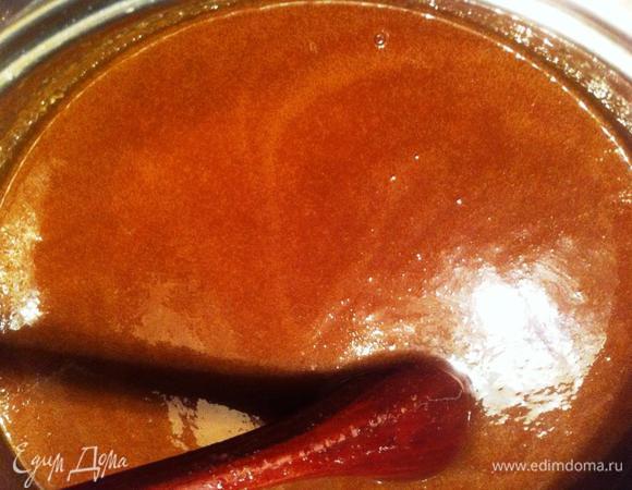Когда сахар начнет кристаллизоваться, осторожно начинаем добавлять к нему сливки, не забывая постоянно размешивать. 

