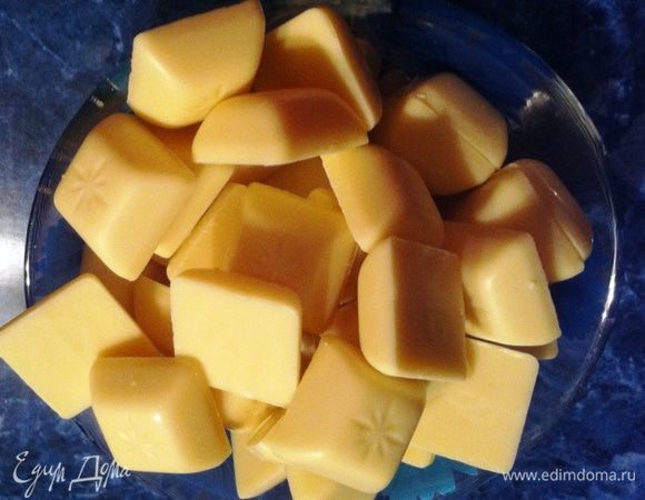 Когда масса станет однородной, добавляем шоколад и опять тщательно мешаем до однородной массы. 
Получившийся крем остудить и поставить на ночь в холодильник. 