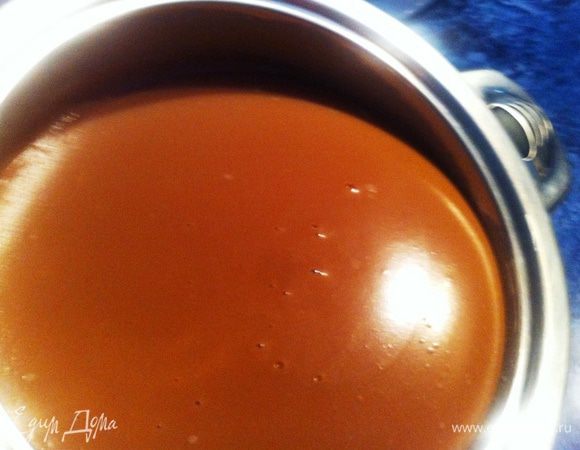 В холодильнике крем загустеет и получится плотным. 
Я пыталась наклонить кастрюлю с кремом и показать, что масса плотная и в то же время сфотографировать, так что это фото, еще хуже остальных, так что простите меня. 