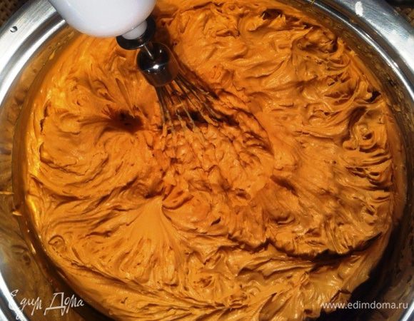На следующий день взбиваем загустевший крем, начиная с малой скорости, постепенно ее увеличивая. На большой скорости взбиваем очень короткое время, чтобы крем не свернулся. 