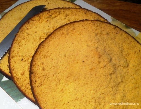 Охлажденный бисквит разрезаем на три коржа. 