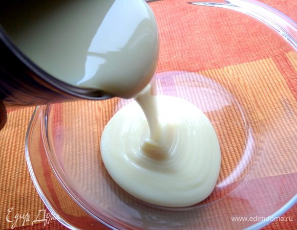 Выливаем содержимое банки в стеклянную миску,которая годится для СВЧ.