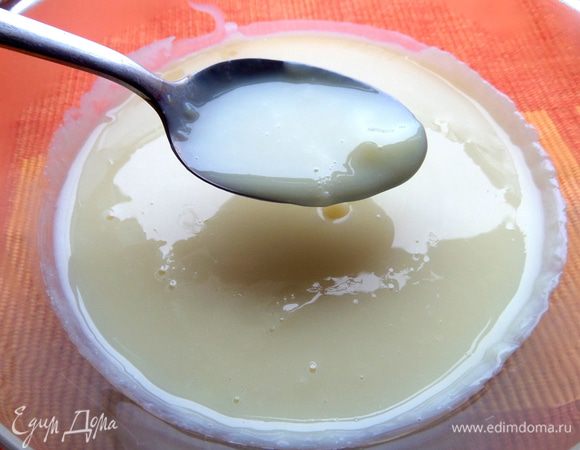 Вынимаем, перемешиваем. Появились небольшие сгустки,но сгущёнка по-прежнему жидкая! Снова отправим на 2 минуты!