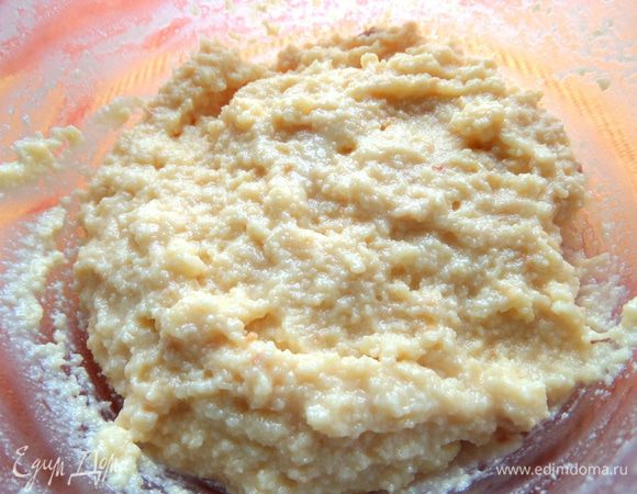 Перемешаем уже густеющую массу...и на этом можно остановиться (она остынет и схватится больше!), но в рецепте было сказано 4 раза по 2 минуты и я снова отправила бедную сгущёнку на минуту)))