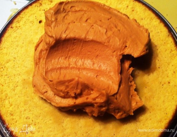 Смазываем обильно каждый корж кремом.