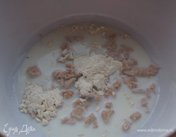 Берем теплое молоко, добавляем дрожжи, сахар, 2 чайные ложки муки, все хорошо соединяем и ставим в теплое место до появления пузырьков.
