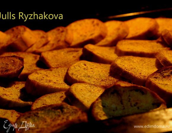 Сначала подготовим картофель и баклажаны. Вымоем, очистим, нарежем кружочками и ставим в духовку. Запекаем при температуре 160 градусов минут 20-30.