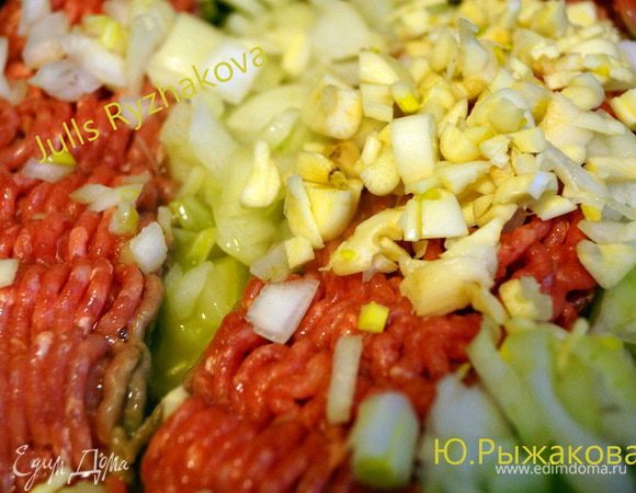 Начинаем готовить мясной соус болоньезе.
Разогреваем на сковороде оливковое масло, обжариваем говяжий фарш. Добавляем мелко порезанный лук и чеснок.