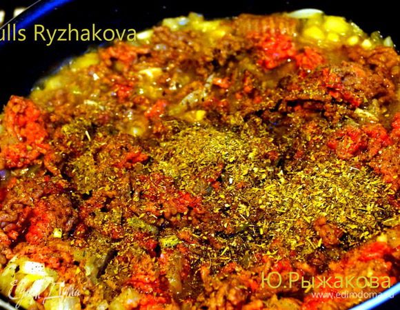 Затем добавляем орегано и корицу, соль и перец. Перемешиваем.