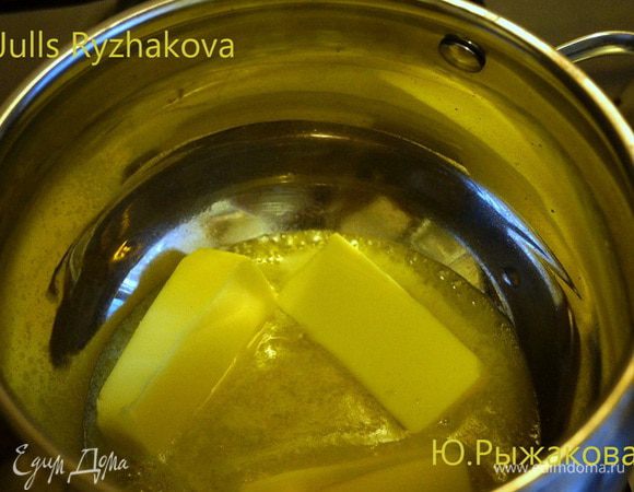 Готовим соус бешамель. Растапливаем в кастрюле сливочное масло.