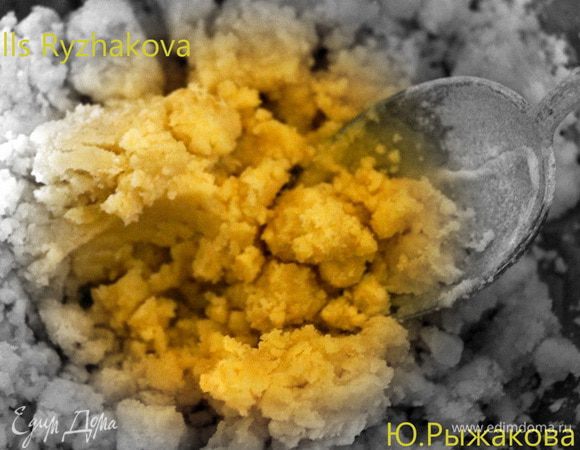 Добавляем муку. И хорошо перемешиваем.