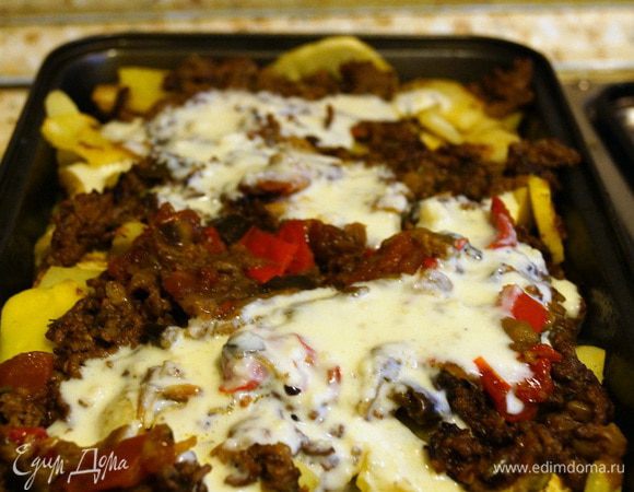 Заливаем соусом бешамель. Ставим в духовку на 180 градусов на 20 минут.