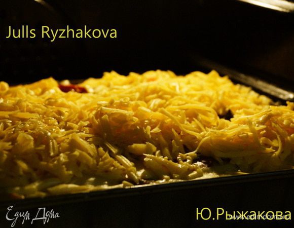 Затем посыпаем тертым сыром и снова запекаем минут 7-10.