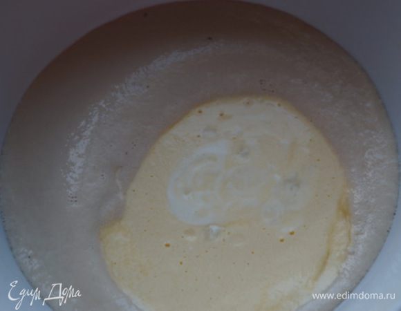 В опару добавить теплую сметану, яйцо,подсолнечное масло, соль и муку.
