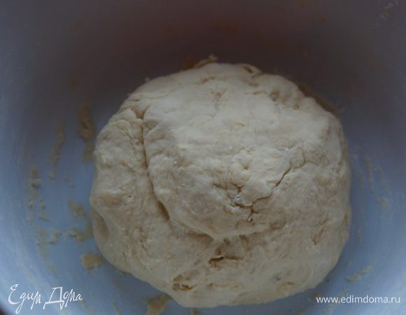 Замесить тесто, оставить подходить.
