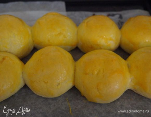 За 5-7 минут до окончания выпечки смазать пампушки желтком.
