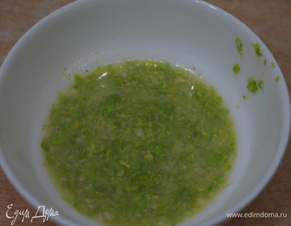 И пока выпекаются пампушки готовим чесночный соус. Смешать в блендере чеснок,растительное масло,верхушку сельдерея,воду, соль и черный молотый перец.
