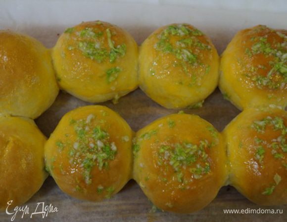 Вынимаем пампушки из духовки, смазываем чесночным соусом. Пампушки готовы и своим ароматом уже усадили всю семью за стол! 