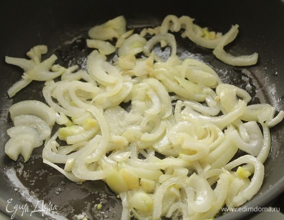 Сначала отварите куриную грудку. Лук нарежьте очень тонкими полукольцами, чеснок крупно порубите. В сковороде с толстым дном растопите масло, положите лук, чеснок и обжаривайте на сильном огне 5 мин.