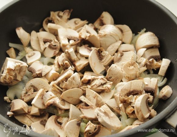 Шампиньоны нарежьте ломтиками, добавьте к луку. Еще потомим мин.5.