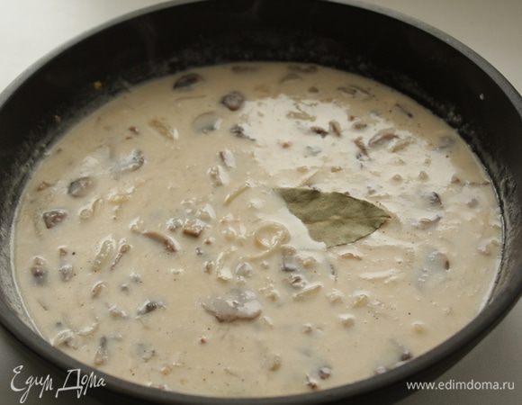Добавьте муку и готовьте, постоянно помешивая, 2–3 мин. Влейте 1 стакан куриного бульона, готовьте, помешивая, чтобы не было комков, 2 мин. Добавьте сливки и готовьте еще 2 мин. Снимите с огня.