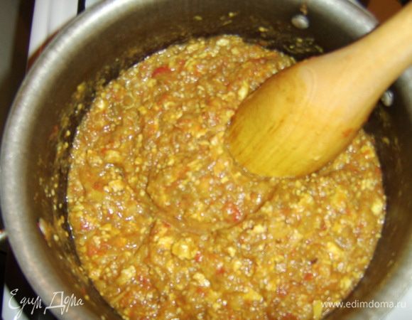 Помидоры обдать кипятком, снять кожицу, потереть на терке и добавить в кастрюлю к баклажанам и протушить 15 мин. Во время тушения протолочь 1-2 раза прямо в кастрюле на огне ( у меня для этого специальная деревянная толкушка). Затем добавить яичницу с чесночком, куркуму, посолить, поперчить, можно добавить томатную пасту и снова поработать толкушкой.  Если видите, что пригорает, то добавьте 1-2 ложки оливкового масла. Тушить 15-2О мин. Сервировать и подавать как отдельное блюдо гостям. 