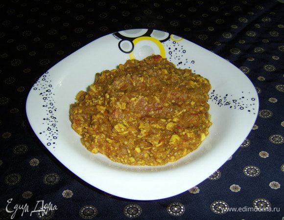 Вкус у этого блюда "с дымком", очень нежный, воздушный, абсолютно не  тяжелый, даже ближе чем-то к суфле. Теперь о различиях: в русскоязычных рецептах добавляют сырые на 3 стадии, те не делают яичницу. Но в иранских ресторанах делают так, как я описала. Разницу во вкусе я не знаю, т к никогда так не делала...Надеюсь , что вам понравится! Нуши джан (что в переводе с персидского "Приятного Аппетита")!