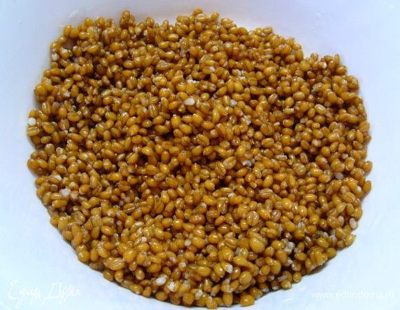 Замочить пшеничные зерна в холодной воде на 3 дня. Каждый день нужно менять воду.
Сварить зерна в большом количестве соленой воды. Остудить.
Вот такая пшеничка получается.
