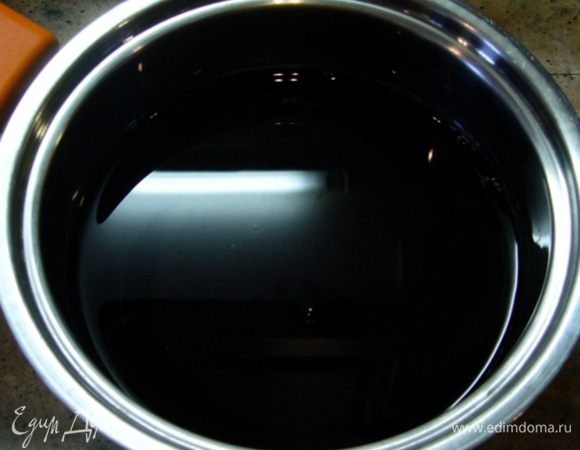 Для приготовления сиропа нужно взять кастрюлю с толстым дном. Сахар залить вином. От качества вина зависит вкус сиропа! Варить до тех пор, пока смесь не составит треть от первоначального объема.
Остудить. Перелить в емкость. Поставить в холодильник.
