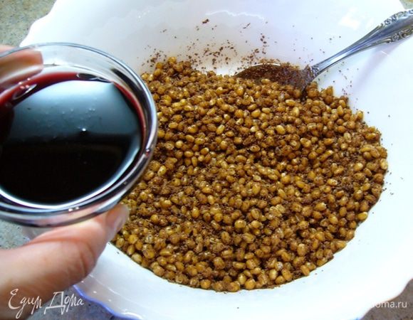 Шоколад натереть на мелкой терке, добавить в пшеницу, перемешать. А вот и сироп – он загустел, вкусны-ы-ы-ый!!!