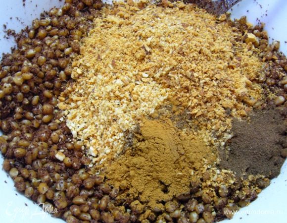 Орехи я предварительно посушила в духовке и смолола не очень мелко в блендере. Добавить в пшеницу орехи, корицу, гвоздику.