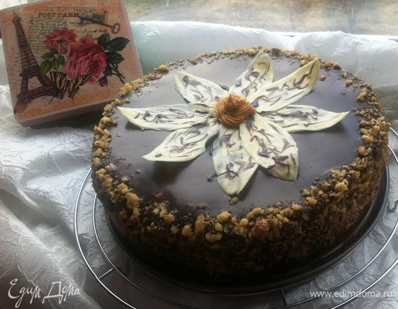 Т.к. карамельный торт делала первый раз, да еще и сама перевела рецепт, то решила подстраховаться и параллельно готовила еще и второй тортик.
Вот такой вот получился тортик по рецепту Кати (KT-SW) Торт "Пьяная вишня". Мне очень понравился. 