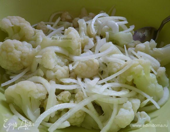 Разогреть духовку на 170 гр 

Разобрать капусту на мелкие соцветия , лук порезать на тонкие полу кольца и смешать в большой миске с капустой.