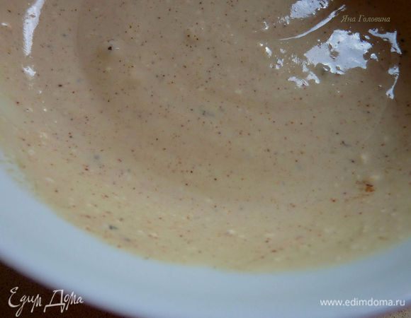 В отдельной миске смешать йогурт , сою , горчицу , выдавленный чеснок , соль и паприку.
