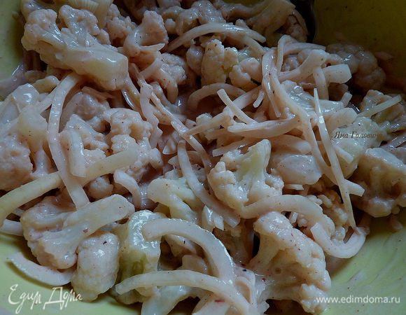 Залить капусту с луком маринадом. 