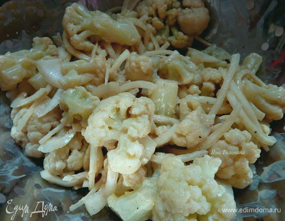 Перемешать и откинуть на дуршлаг для пасты, дать лишней жидкости стечь 5 минут (иначе при выпечки капуста сварится).
