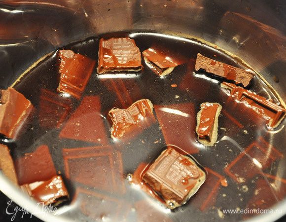 Шоколад растопить в кофе на медленном огне, постоянно помешивая.