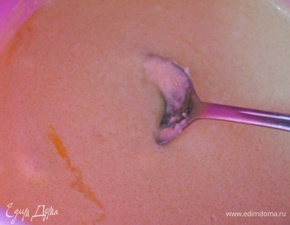 Смешать мягкое слив. масло, сахар, соль и ванилин. Добавить яйца, тщательно перемешать.