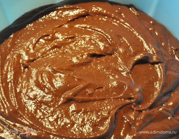 Постепенно влить шоколад. Выпекать тесто в силиконовой форме при 180 гр около 40-45 минут. Моя форма - 24 см.
