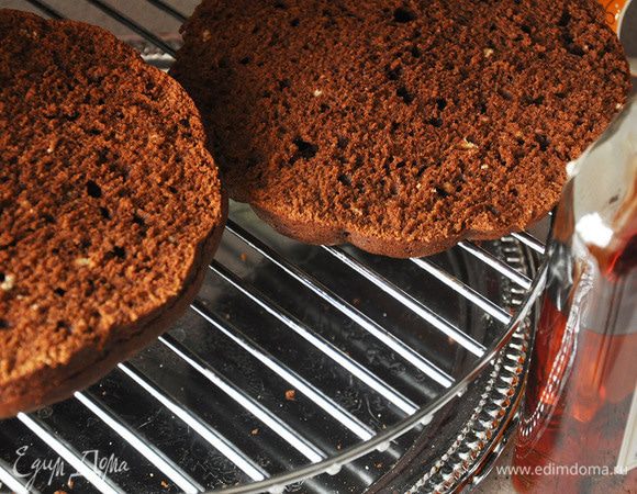 Вытащить корж, немного остудить, разрезать пополам и сбрызнуть обе половинки коньяком. Остудить.