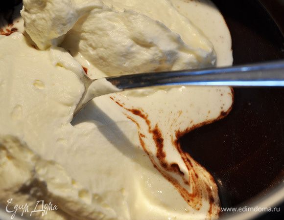 Для глазури растопить шоколад, добавить масло. Снять с огня и добавить сливки. Остудить, поставить в холод-к на 1 час. Смазать верх и бока торта.