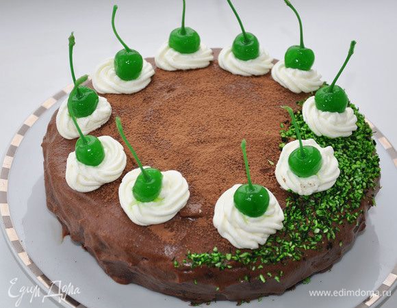 В центр просеять какао. Часть посыпать кокосом. Выдавить шприцом розочки. В каждую воткнуть вишенки. Поставить в холод-к на 1 час.