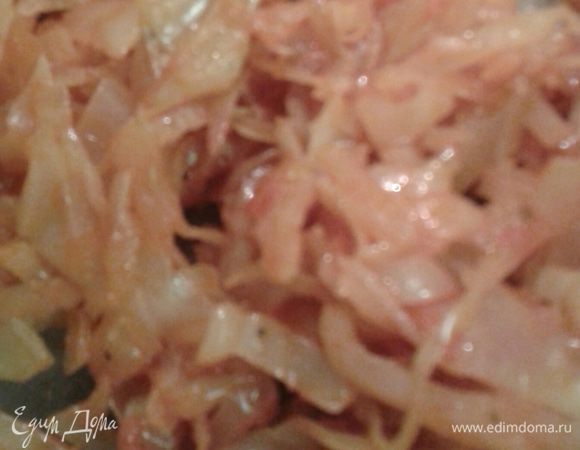 Капусту нашинкуйте, лук мелко нарежьте, теплую воду смешайте с томатной пастой и щепоткой сахара. На разогретой сковородке поджарьте лук с капустой, добавьте чеснок, томатную смесь. Тушите 5–7 минут, посолите, поперчите. Остудите начинку.