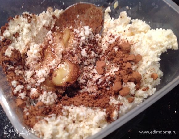 Добавьте какао и мед, и хорошо смешайте.