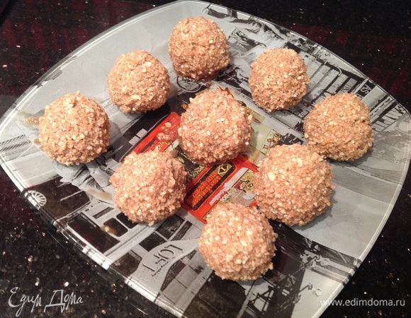 Зачерпните смоченной в воде ложкой порцию миндальной массы и сформируйте из нее шарики. Поставьте в холодильник на несколько часов.