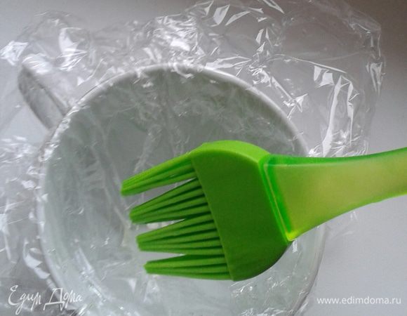 Яйцо-пашот : возьмите чайную кружку  и пищевую пленку. Пленку, уложите в кружку, свесив края сверху.